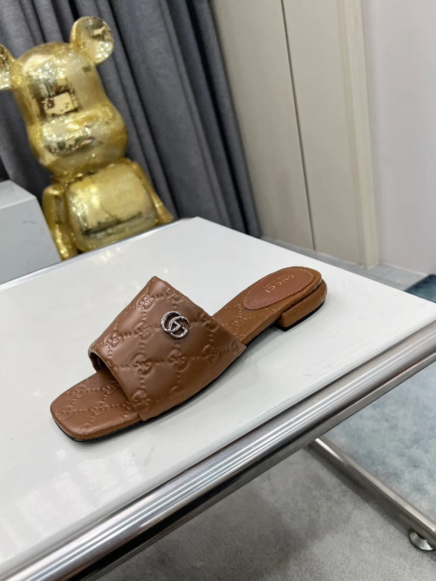 👟👟Ex-factory price 440👟👟 Gucci Double G slippers, fashionable, high-end and full of personality✅ Very stable, comfortable and durable for daily use, convenient and unique for daily matching, a must-have classic for summer, the upper is made of GUCCI 3D embossed, genuine leather outsole Fabric: cowhide Lining/foot pad: sheepskin Color: black, white, brown, burgundy Code number: 35-42 (41 and 42 need to be customized) Packaging: Comes with cloth bag and card.